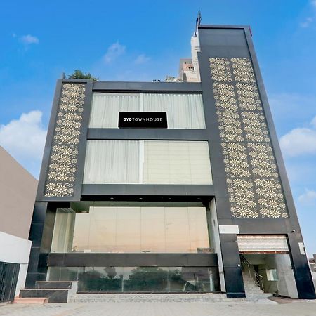 Super Hotel O Banthara Near Airport Banthra Sikandarpur Екстериор снимка